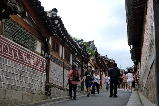 8 Hours Private tour with top attractions in Seoul - Namsangol Hanok Village and traditional homes