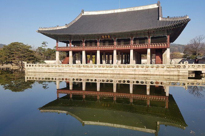 Best Walking Tour to Gyeongbok Palace Bukchon Hanok Village - What the small group really adds