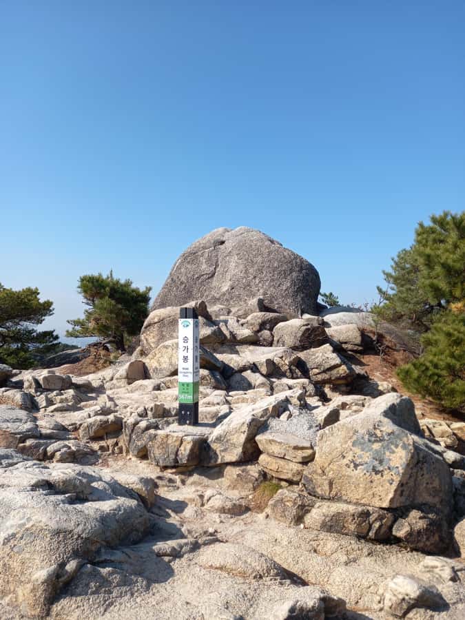 Bukhansan mountain hiking tour - 6 hours - Tongcheonmun Rock, Seunggabong, and Bibong