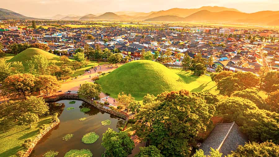 Busan: 7 Highlights Gyeongju City One Day Tour - Cheomseongdae turns astronomy into a photo stop