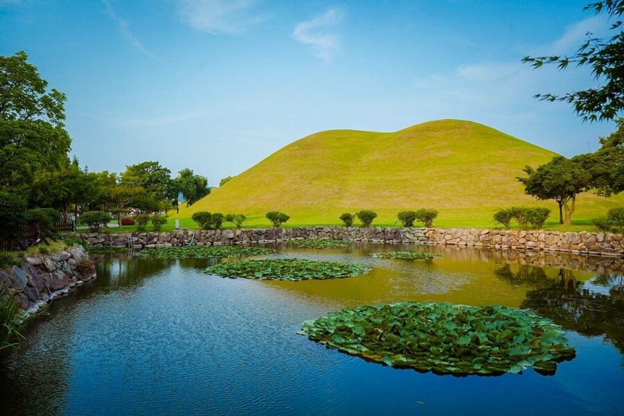 Busan: Gyeongju Guided Day Trip to Three Kingdoms Capital - Cheomseongdae and the science of ancient Silla