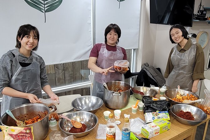 Busan Kkakdugi(Korean radish Kimchi) class with various options - Lunch during the two-hour marinating break