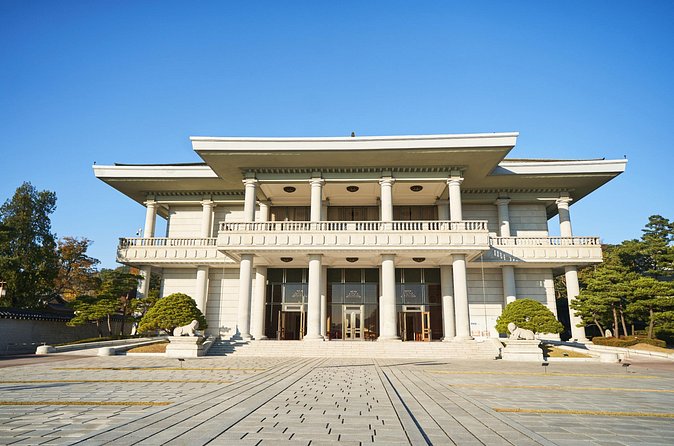 (Closed) Korea’s White House Walking Tour Blue House - The main Blue House and its blue-tile symbol