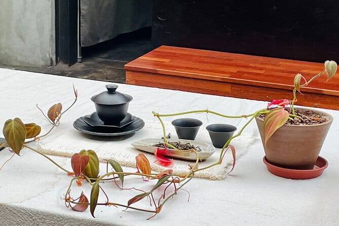 Contemporary & Retro Seoul Private Tour with Local Food Tasting - A brief look at Cheonggyecheon