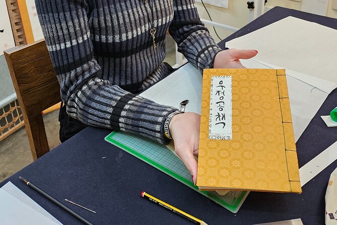 Create a Handmade Traditional Korean Notebook in Insadong - Tongmoongwan and the Insadong setting