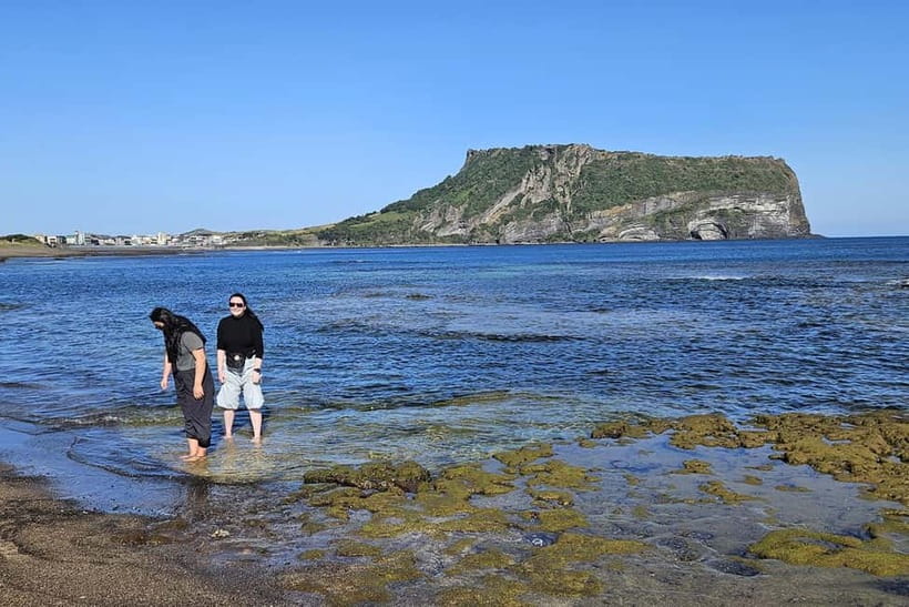 East Jeju: Day Tour with Seongsan Peak & Haenyeo Performance - The 70-minute climb at Seongsan Ilchulbong