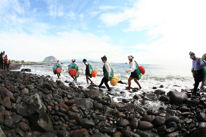 East Jeju Essentials – Seongsan Ilchulbong (UNESCO) & Haenyeo - Hamdeok Beach: a softer final coastal stop