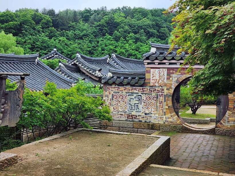 From Seoul: Suwon Hwaseong Fortress Tour - How the guides affect the day