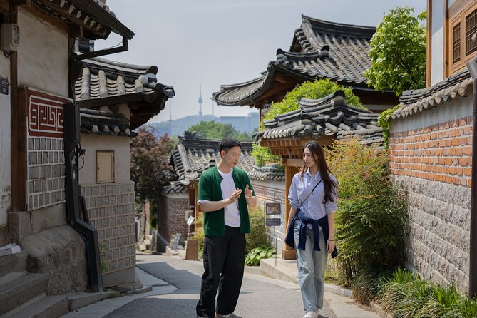 Gwanghwamun Tour l 120 minutes to Understand Local Korean Society - Bukchon Hanok Village and the argument over preservation