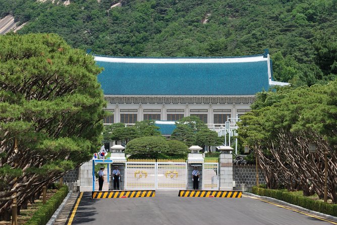 Gyeongbok Palace and Korean Folk Village Tour - Lunch with Korean and plant-based choices