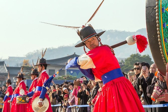 Half day Morning Seoul City Tour(Temple & Gyeongbok Palace) - Gwanghwamun Square and the palace gate