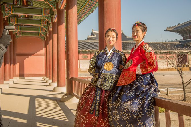 Hanbok rental, hanbok experience - Picking a hanbok at Yes Hanbok