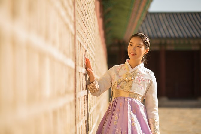 Hanbok rental, hanbok experience - Walking to Gyeongbokgung Palace in costume