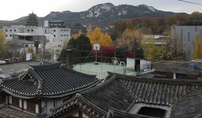 Highlights & Hidden Gems With Locals: Best of Seoul Private Walking Tour - Walk the old lanes of Bukchon Hanok Village
