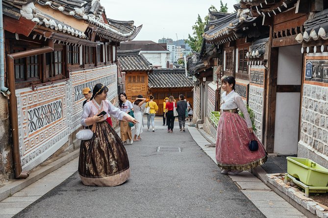 Highlights & Hidden Gems With Locals: Best of Seoul Private Walking Tour - What a private local guide adds