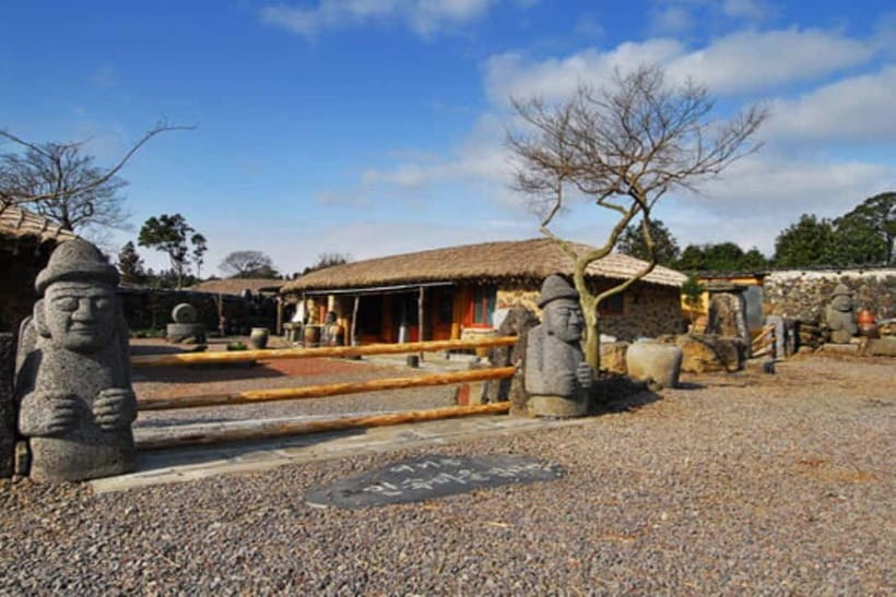 Jeju: Eastern UNESCO and Must-See Spots Tour - Guides, transport, and the pace of the day
