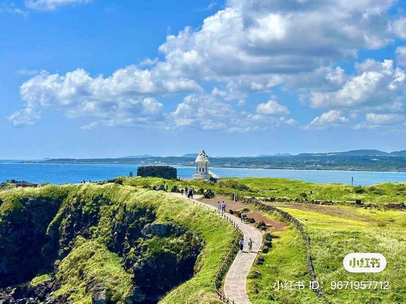 Jeju: Eastern UNESCO Sites Tour with Haenyeo Show - Hamdeok Beach: a beautiful opening, but not a long beach day