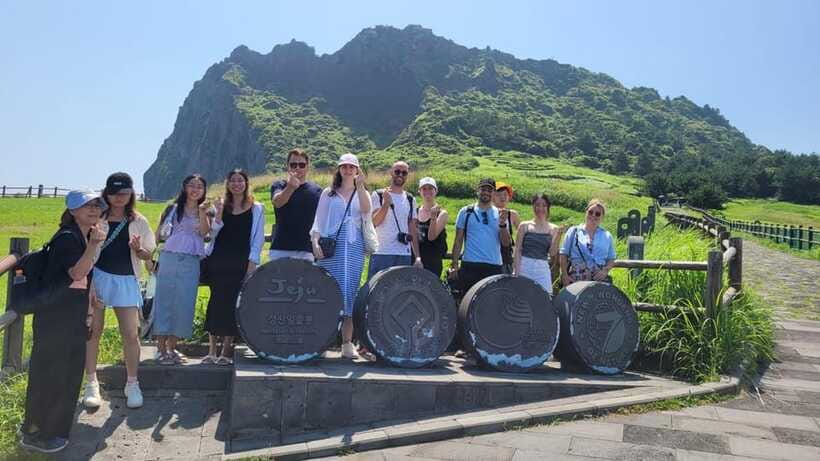 Jeju: Eastern UNESCO Sites Tour with Haenyeo Show - The haenyeo performance: worthwhile culture with modest expectations