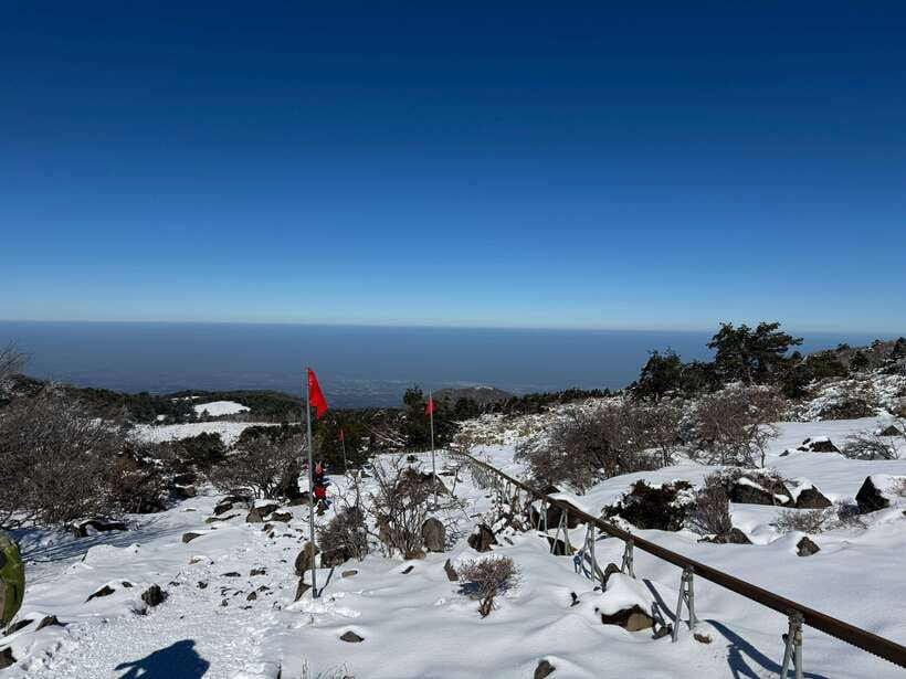 Jeju: Hiking Mt. Hallasan, South Korea's Highest Mountain - Lunch and a one-hour rest at Witse Oreum