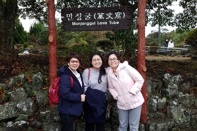 Jeju island Private Tour - UNESCO Day Tour & Haenyeo Performance - Hamdeok Beach for a short seaside pause