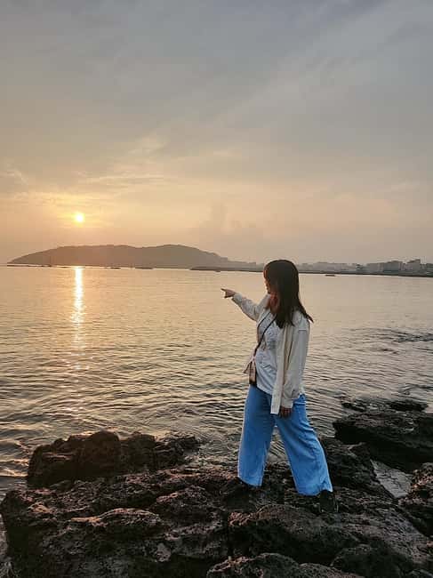 Jeju Island: Sunrise Guided Tour with Hotel Pickup - What the guide adds, and where the service can vary