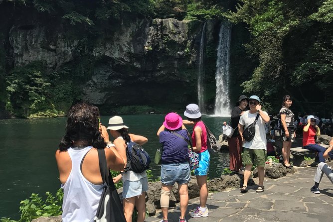 Jeju island: Van tour with a guide who the most loves JEJU - Manjanggul Cave or Hamdeok Beach