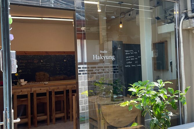 Kimchi class with Chef Hakyung near Gyeongbokgung place - Pairing the class with Seoul’s palace district