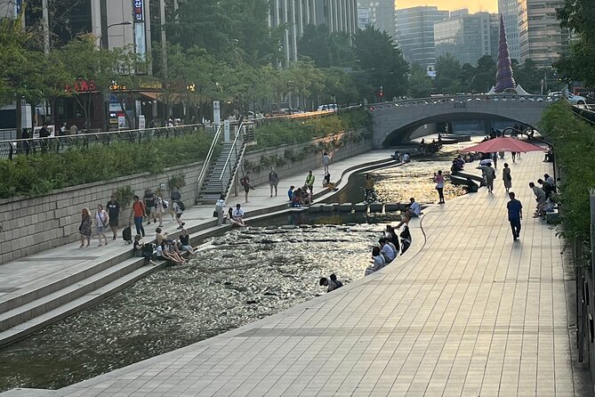 [KoreaByLocal] Authentic Seoul Night Walk and Chicken & Beer - Cheonggyecheon Stream after dark