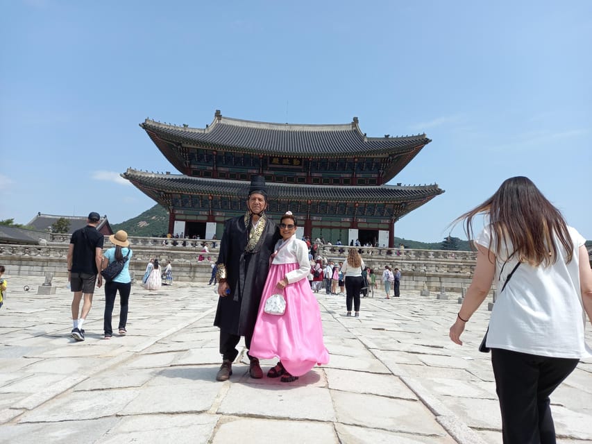 Layover tour to Gyeongbokgung-Folk Museum-Bukchon-Insadong - Bukchon Hanok Village, old homes above modern Seoul