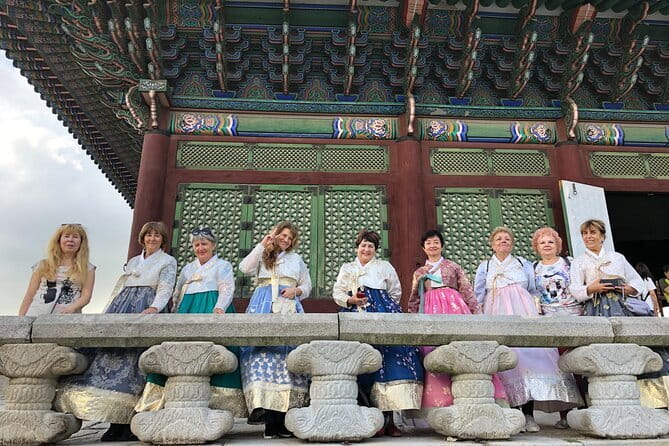 Lee’s Private 4-hour Customized Seoul Tour - Bukchon Hanok Village and Insadong on foot