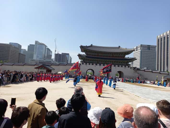Seoul: 4-Hour Guided Tour to Palace, Bukchon, Jogyesa Temple - Gyeongbokgung: the main event over 2 hours and 20 minutes