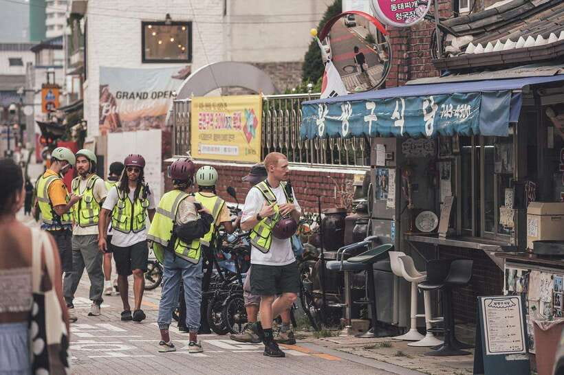 Seoul: Afternoon Ebike tour and "Happy Hour" food and drinks - Insadong Culture Street and the route’s changing mood
