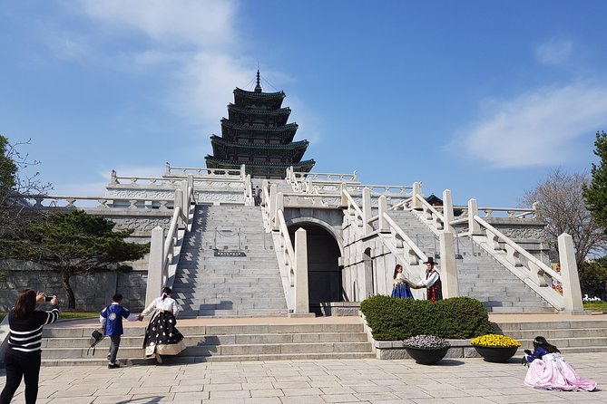 Seoul City Sightseeing Tour Including Gyeongbokgung Palace, N Seoul Tower, and Namsangol Hanok Village - Gyeongbokgung Palace explains Joseon Seoul