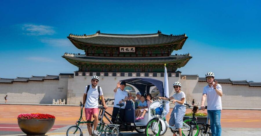 Seoul: Guided Small Group V.I.P Morning Pedicab Tour - Gyeongbokgung shows royal Seoul at a glance
