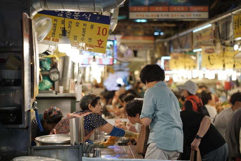 Seoul: Guided Street Food Tour at Namdaemun Market - The first hour: eating through Namdaemun Market