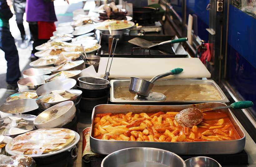 Seoul: Guided Street Food Tour at Namdaemun Market - The final market walk: crafts, lanes, and local character