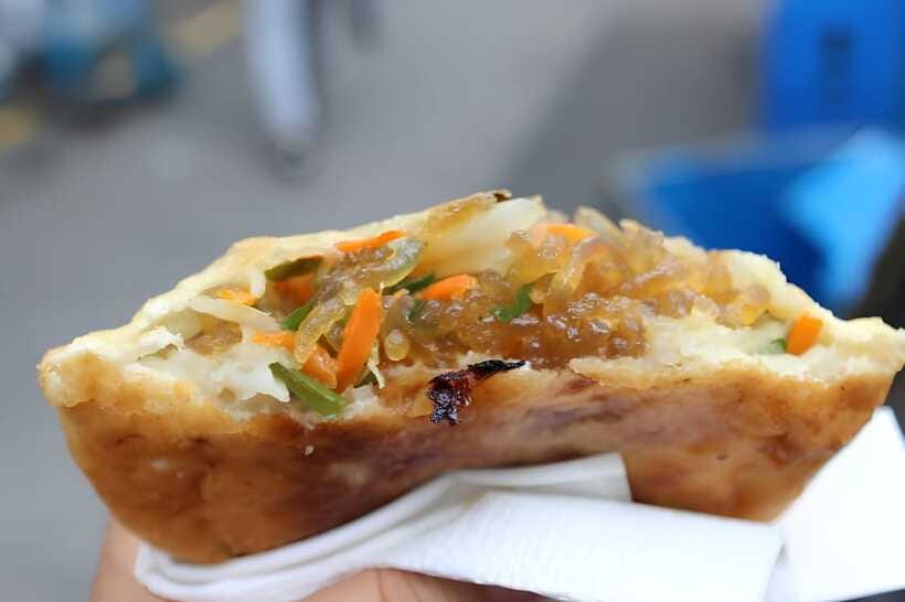 Seoul: Guided Street Food Tour at Namdaemun Market - Sungnyemun Gate adds a historic finish