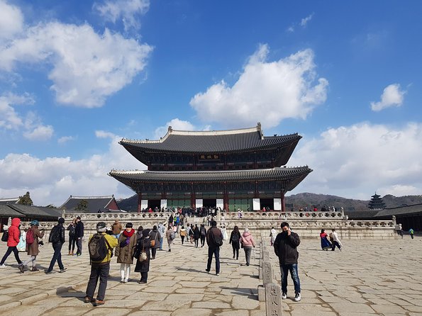 Seoul: Gyeongbok Palace, Bukchon Village, and Gwangjang Tour - Bukchon Hanok Village and the etiquette of old Seoul