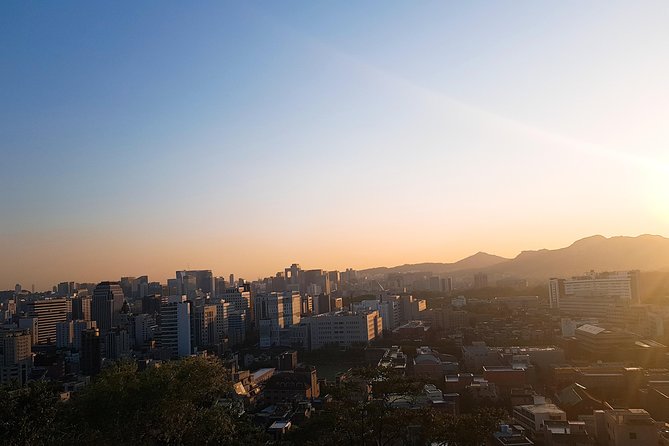 Seoul: Gyeongbok Palace, Bukchon Village, and Gwangjang Tour - Why the guide can make or break the morning