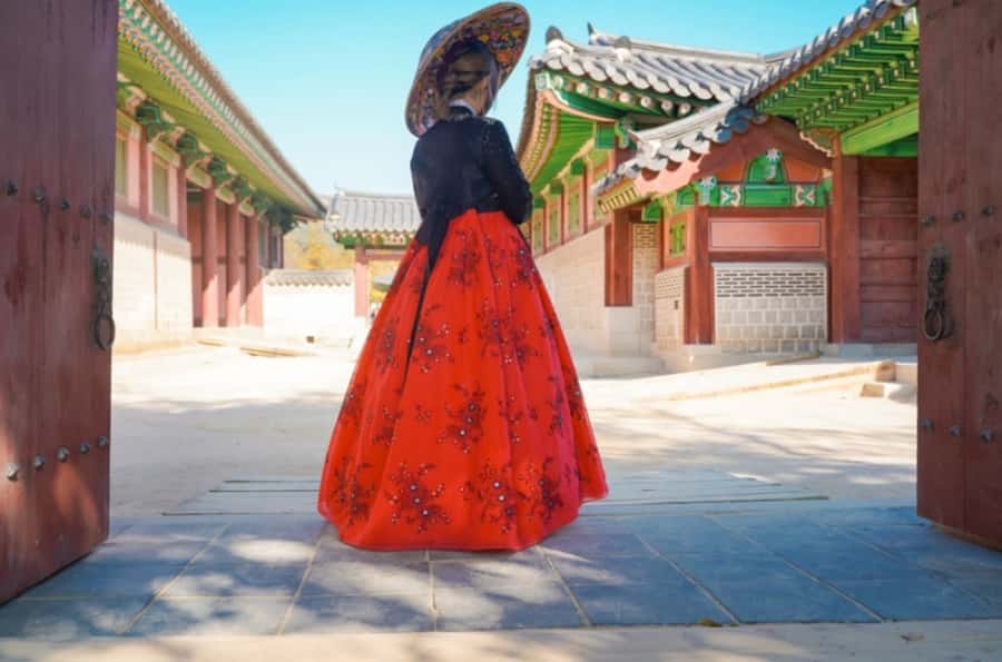 Seoul: Gyeongbokgung / Hanok Village / N Seoul Tower - Gyeongbokgung Palace in a rented hanbok