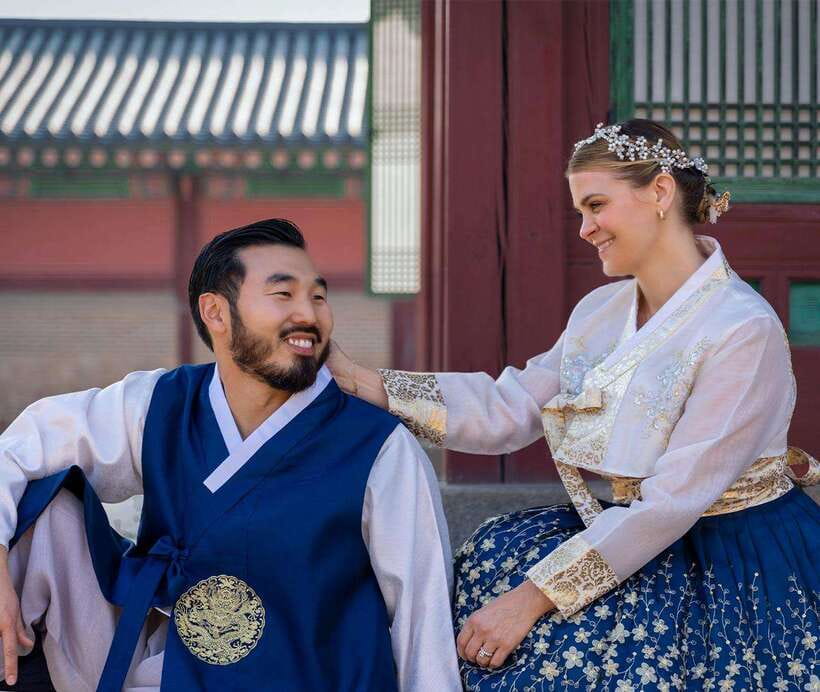 Seoul: Hanbok Rental with Gyeongbokgung Palace Entry - Choosing a hanbok near Gyeongbokgung Station