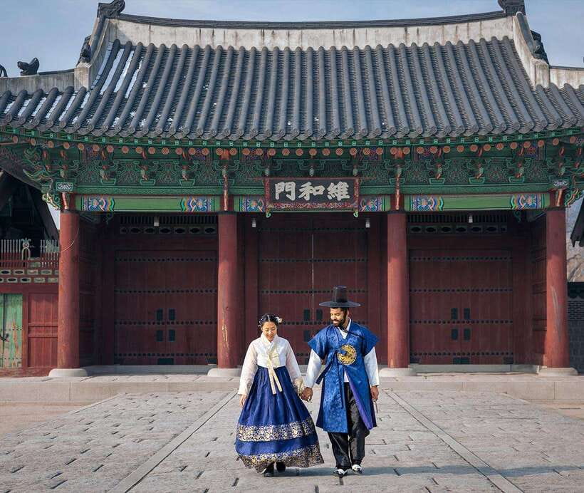 Seoul: Hanbok Rental with Gyeongbokgung Palace Entry - Using Bukchon Hanok Village as your photo route