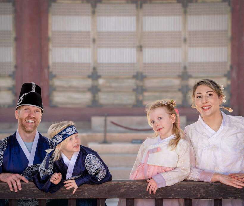 Seoul: Hanbok Rental with Gyeongbokgung Palace Entry - Crowds, comfort, and the fitting process