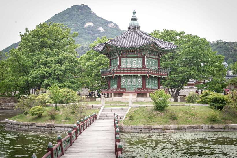 Seoul Highlights: Gyeongbok Palace, Insadong & N Seoul Tower - Taking the cable car to N Seoul Tower