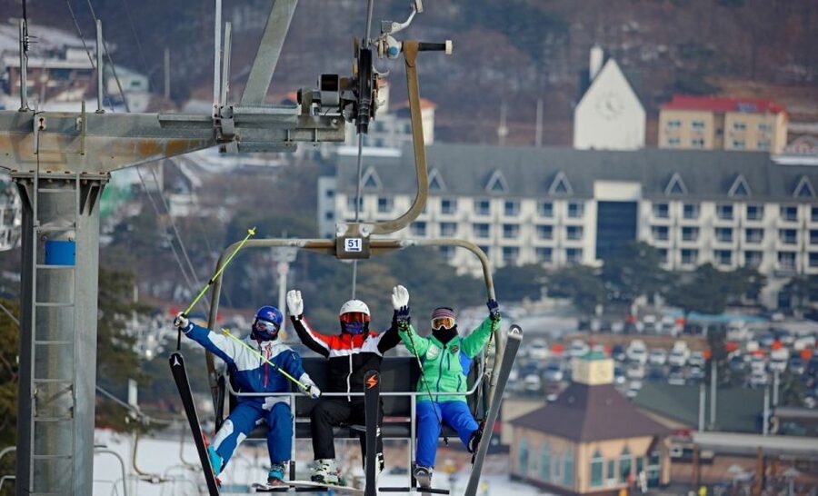 Seoul: Jisan Forest Winter Ski Day Tour with Basic Lesson - Arriving at 9:40 AM and getting dressed