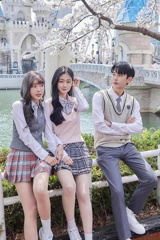 Seoul: Lotte World 1 Day Pass & Korean School Uniform Rental - Walking from the uniform shop to Lotte World