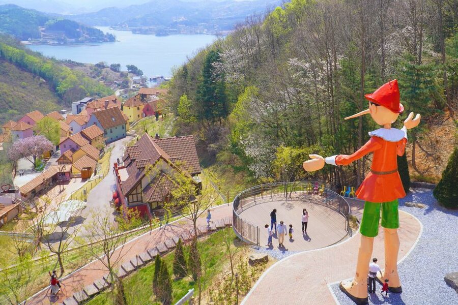 Seoul: Nami and Petite France Tour with Optional K-Garden - Guides, languages, and group expectations