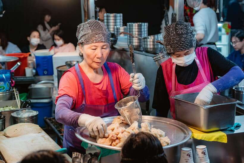 Seoul: Night Market Food Tour with Local Guide - What the guide adds at every stall