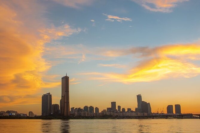 Seoul Night Tour with Han River Cruise and Gyeongbokgung Palace - Insadong for crafts, art, and traditional Seoul