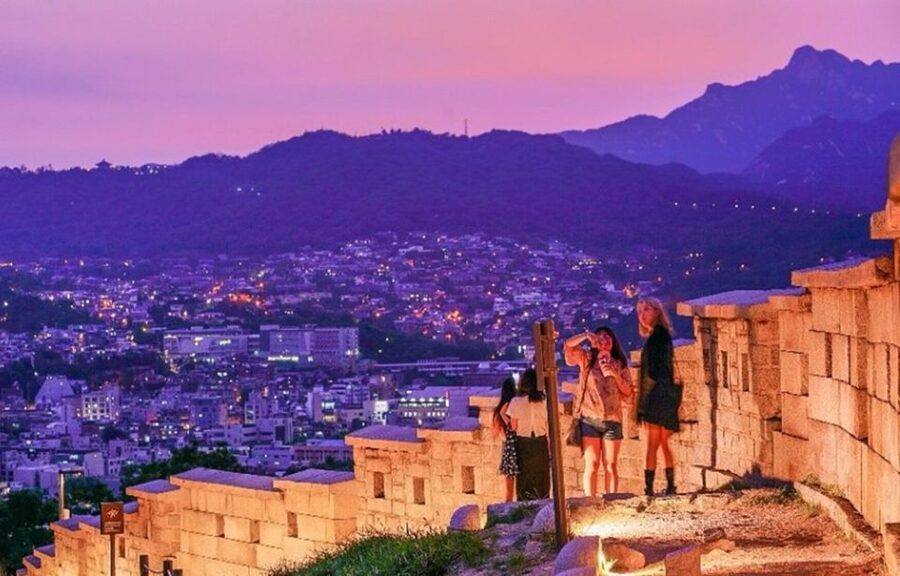 Seoul: Nighttime Tour of Palace, Market, Naksan Park & More - Why Seoul Works So Well After Dark